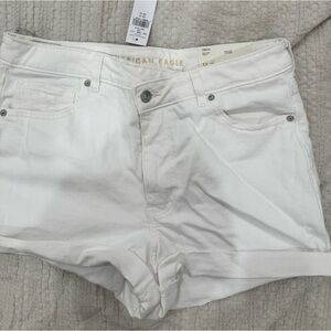 AMERICAN EAGLE MOM SHORTS IN WHITE